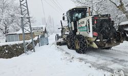 Adana'nın Feke ilçesinde kar temizleme çalışmaları sürüyor