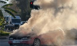 Alanya'da seyir halindeki otomobil yandı