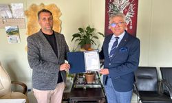 Altınözü'nde maaşını TSKGV'ye bağışlayan muhtara teşekkür belgesi