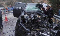 Antalya'da tırla çarpışan otomobildeki 2 kişi yaralandı