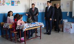 AYSAD üyeleri Hatay'daki depremzede çocuklara ayakkabı dağıttı