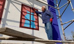 Bucak'ta emekli resim öğretmeni elektrik trafolarını süslüyor