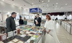 Burdur'da yeni evlenen çift, kitap fuarını ziyaret etti