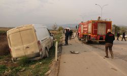 Hatay'da minibüsle çarpışan otomobildeki 2 kişi yaralandı