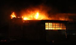 Hatay'da sanayi sitesinde çıkan yangına müdahale ediliyor