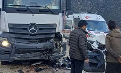 Isparta'da park halindeki kamyona çarpan otomobildeki 2 kişi öldü