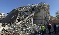 Kahramanmaraş'ta depremlerde hasar alan 10 katlı iş merkezi kontrollü şekilde yıkıldı