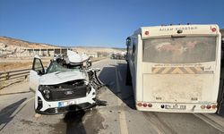 Mersin'de midibüsle çarpışan hafif ticari aracın sürücüsü hayatını kaybetti