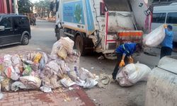 Mersin'in Akdeniz ilçesinde atıklar belediye ekiplerince toplandı