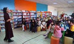 Doğan Hızlan Kütüphanesi'nde imza etkinliği