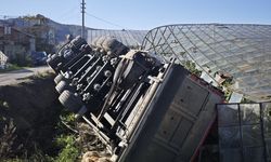 Gazipaşa’da devrilen kamyonun sürücüsü yaralandı