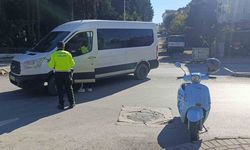 Manavgat’ta minibüsle çarpışan motosikletli yaralandı