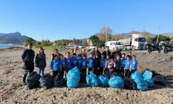 Öğrenciler sahilde temizlik yaptı