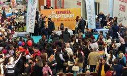 Şarkıcı Melis Fis, 8. Isparta Kitap Fuarı’nda hayranlarıyla buluştu