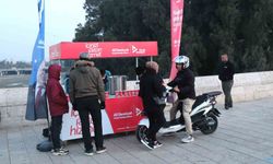 Yüreğir Belediyesi'nden vatandaşa sıcak çorba ikramı