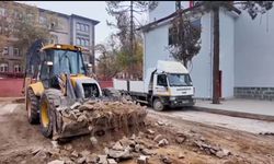 Elbistan Ortaokulu’nun Bahçesi Yenilendi: Kilit Parke Çalışmaları Tamamlandı