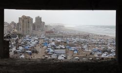 Gazze’de olumsuz hava koşulları, yerinden edilenlerin dramını derinleştiriyor