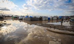 Gazze'de yüzlerce çadır yoğun yağış nedeniyle su altında kaldı