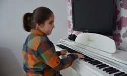 Görme Engelli 8 Yaşındaki Çınar Piyano Notalarıyla Dünyasını Aydınlatıyor