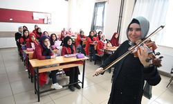 Görme Engelli Müzik Öğretmeni, Melodilerle Öğrencilerine İlham Oluyor