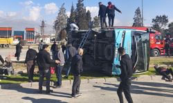 Hafif Ticari Araç ile Çarpışan Halk Otobüsü Devrildi: 4 Ağır Yaralı