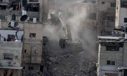 İşgalci İsrail ordusu, Batı Şeria'da Filistinlilere ait bir binayı yıktı