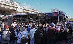 İzmir'de Metronun Raydan Çıkması Nedeniyle Ulaşım Aksadı