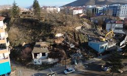 Afşin Kale Etrafındaki Ağır Hasarlı Yapılar Yıkılıyor