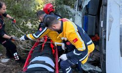 Kamyon Uçuruma Yuvarlandı, Sıkışan Sürücü Kurtarıldı