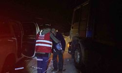 Kar ve tipi nedeniyle Tendürek’te yolda kalanlara Kızılay yardım ulaştırdı