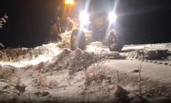 Kars'ta yoğun kar yağışı: Mahsur kalan 2 araç kurtarıldı