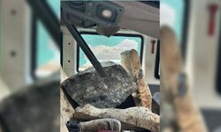 Kaya parçaları düştü, minibüsün tavanı parçalandı