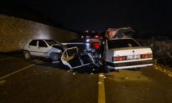 Kütahya'da iki otomobil kafa kafaya çarpıştı: 2'si ağır 4 yaralı