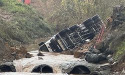 Sarıyer’de Yol Çöktü: İki Araç Dereye Düştü