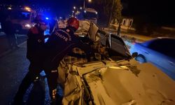 Tıra Arkadan Çarpan Otomobil Paramparça Oldu: 1 Yaralı