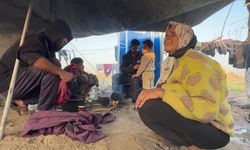 Görme engelli Filistinli anne-baba, derme çatma çadırlarında çocuklarının yardımıyla yaşamaya çalışıyor