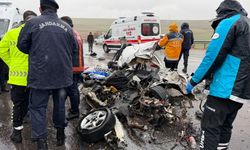 Otobüs otomobili kağıt gibi ezdi: Ölü ve yaralı var