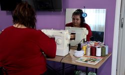 Depremzede kadın, terzilik yaparak engelli babası, oğlu ve 3 kardeşine bakıyor