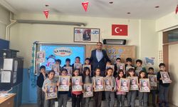 Adana ve Mersin'in ilçelerinde öğrenciler karnelerini aldı