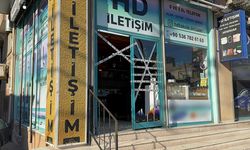 Adana'da 2 zanlının mağazadan cep telefonu ve aksesuar çalması güvenlik kamerasında