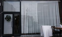 Adana'da iş yerinin camına kaldırım taşıyla saldırı anı kamerada