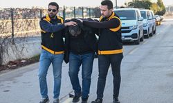 Adana'da işçi servisinin camını kaskla kıran motosikletli adli kontrol şartıyla salıverildi