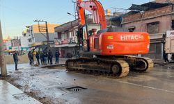 Adana'da su borusunun patladığı caddede çukur oluştu
