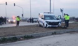 Adana'da uygulama noktasından kaçan otomobil ile çarpışan polis aracındaki 3 polis yaralandı