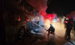 Adana'da yangın çıkan otobüs kullanılamaz hale geldi