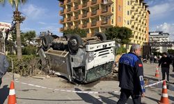 Alanya'da 3 kişinin yaralandığı trafik kazası güvenlik kamerasına yansıdı