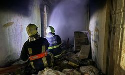 Antakya ilçesinde 2 katlı metruk binada çıkan yangın söndürüldü