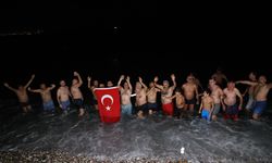 Antalya'da bazı vatandaşlar 2026'yı denize girerek karşıladı