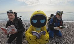 Antalya'da dalgıçlar su altında kitap okudu