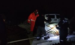 Antalya'da etkili olan hortum bazı ev ve seralara zarar verdi